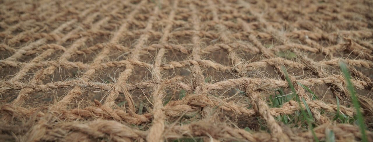 Jaring Sabut Kelapa Stabilisasi Lereng sebagai Solusi Pengendalian Erosi